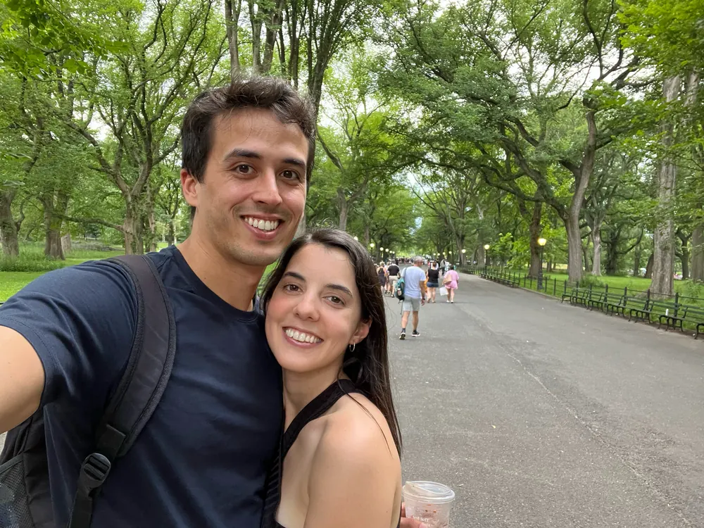 Selfie de Vale y Fede sonriendo en un paseo arbolado.